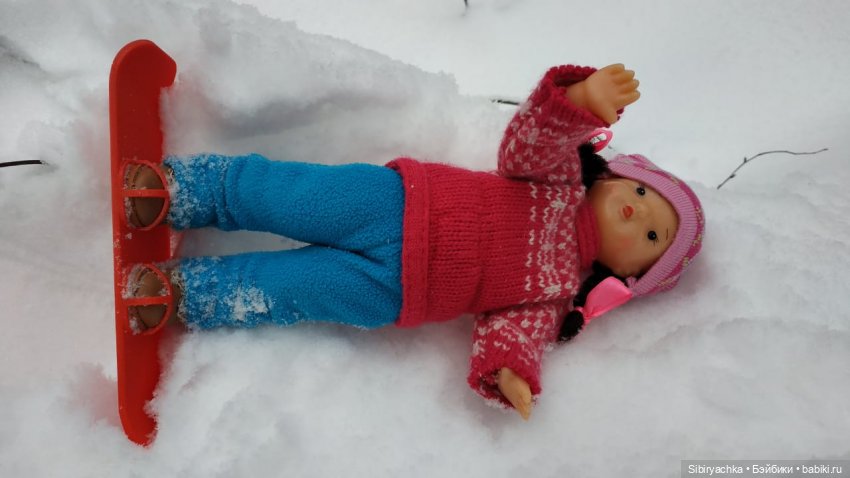 Юляшка осваивает сноуборд