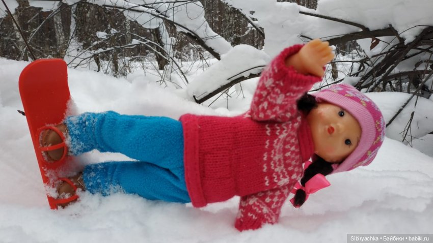 Юляшка осваивает сноуборд