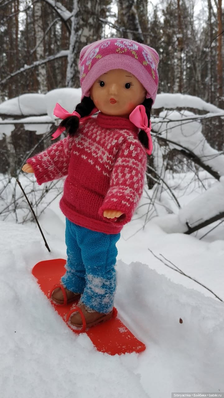 Юляшка осваивает сноуборд