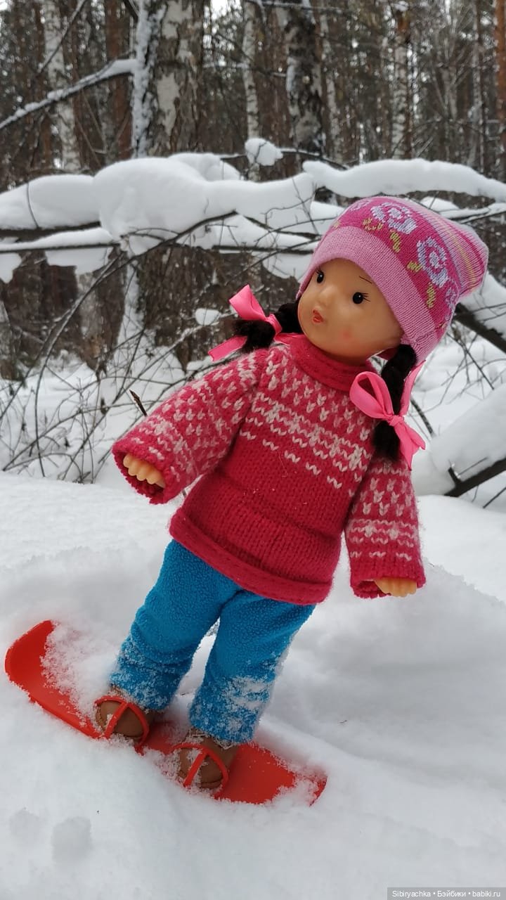 Юляшка осваивает сноуборд