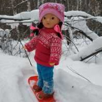 Юляшка осваивает сноуборд.