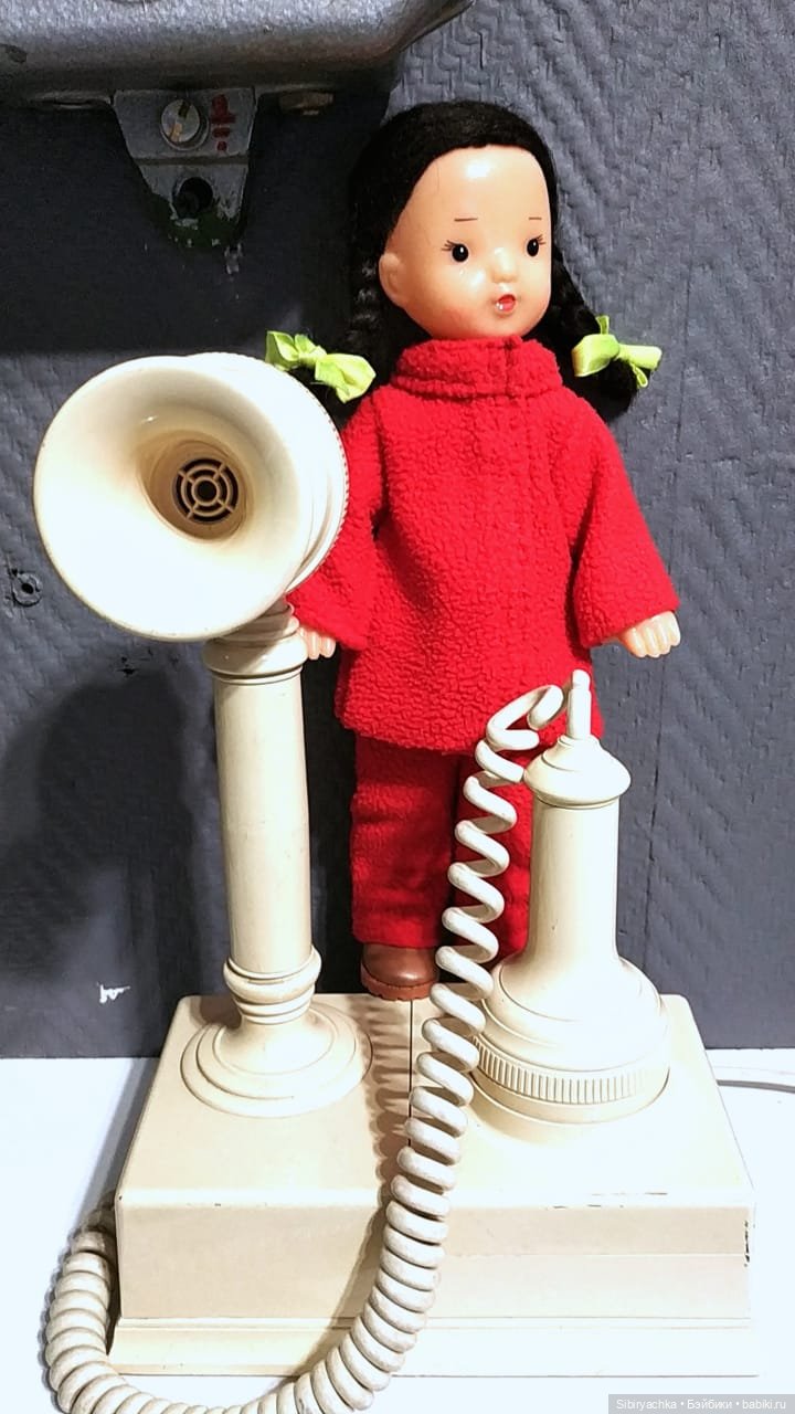 Юляшка на выставке ретротелефонов