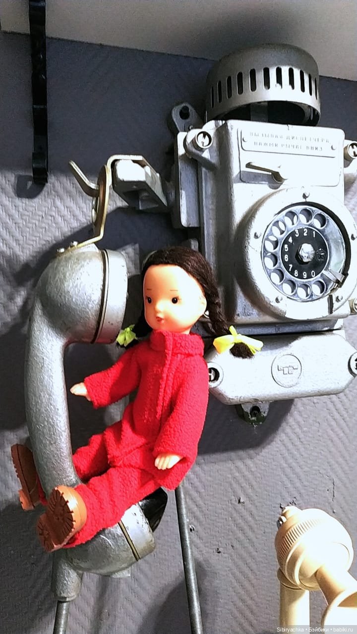 Юляшка на выставке ретротелефонов