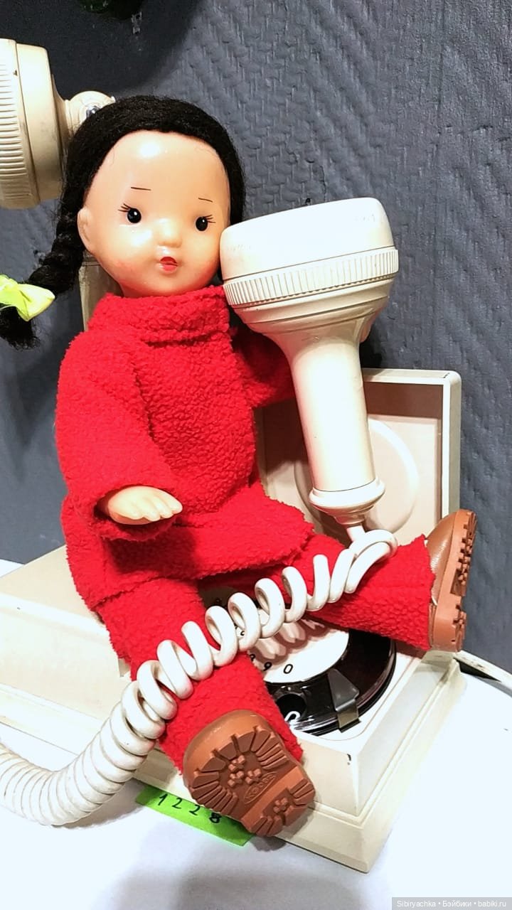 Юляшка на выставке ретротелефонов