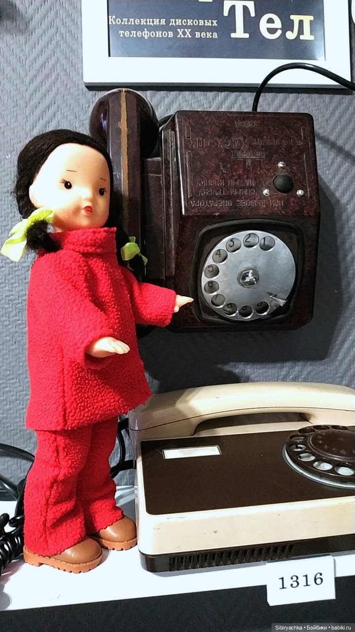 Юляшка на выставке ретротелефонов
