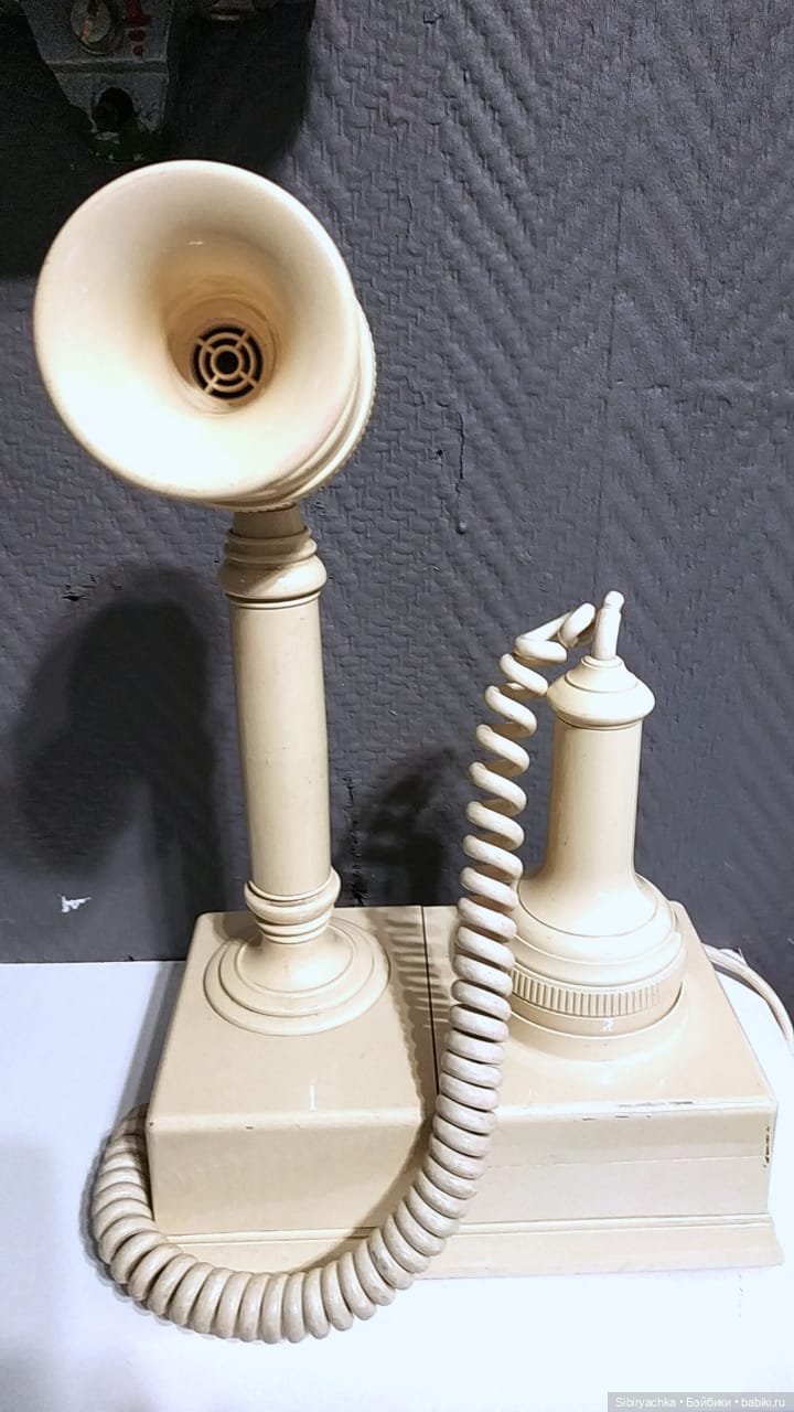 Юляшка на выставке ретротелефонов