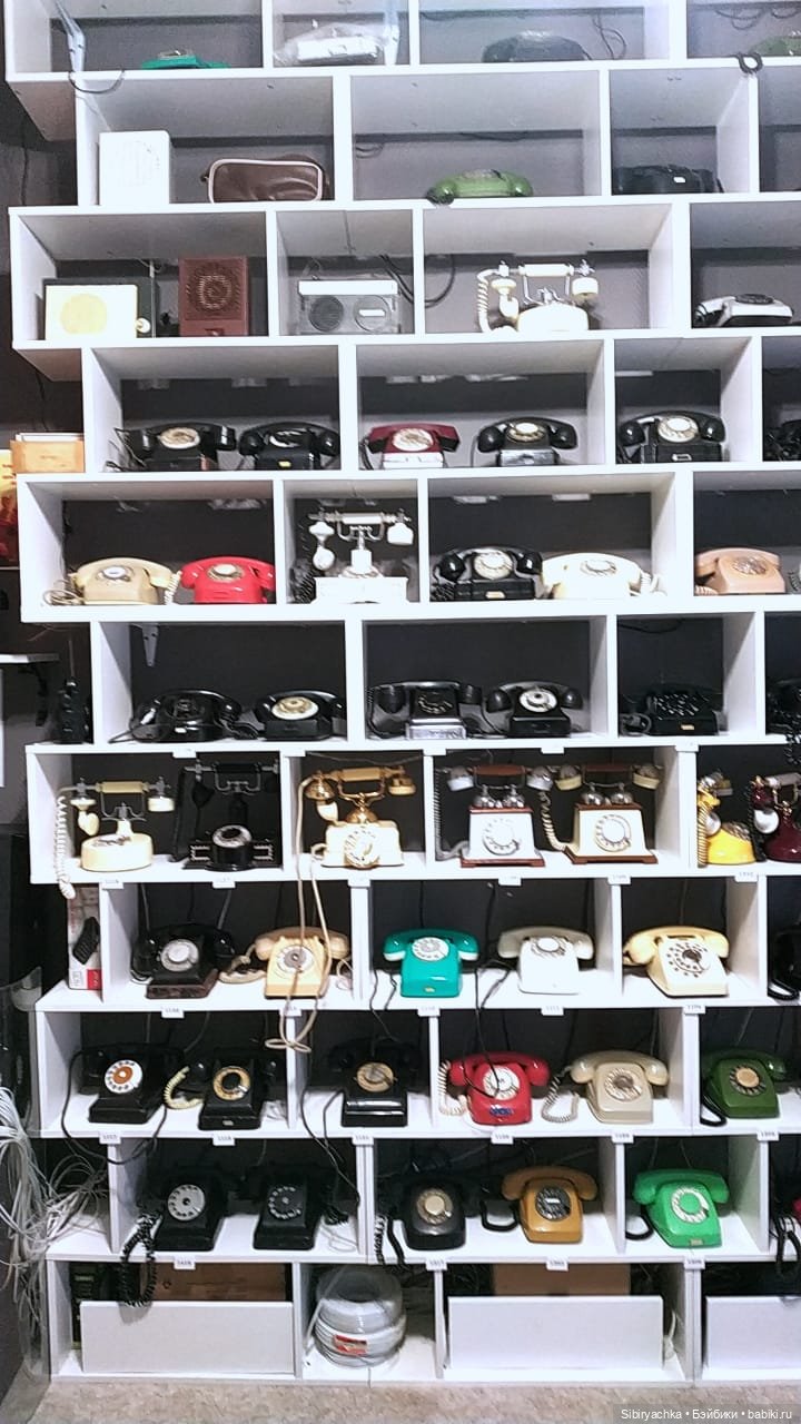 Юляшка на выставке ретротелефонов