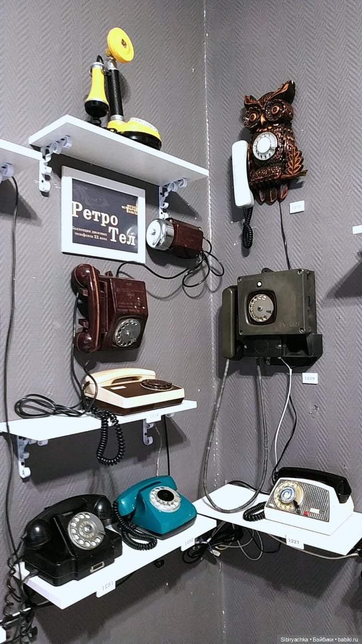Юляшка на выставке ретротелефонов