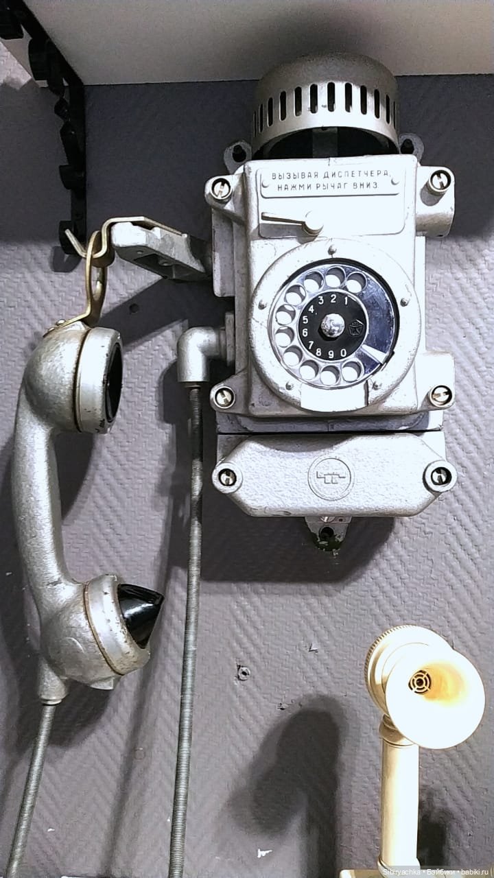 Юляшка на выставке ретротелефонов