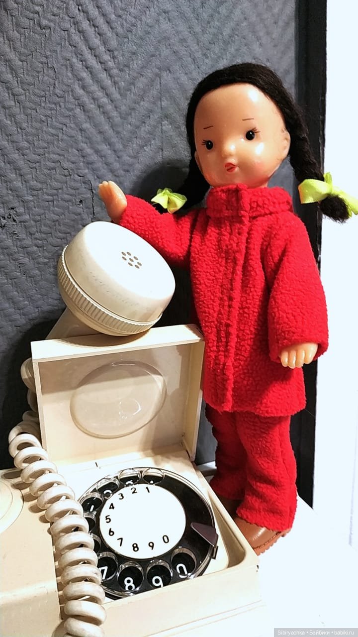 Юляшка на выставке ретротелефонов