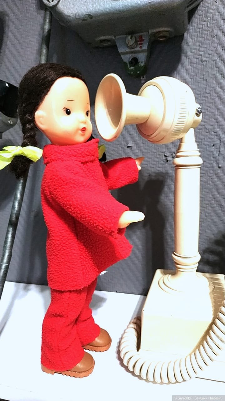 Юляшка на выставке ретротелефонов