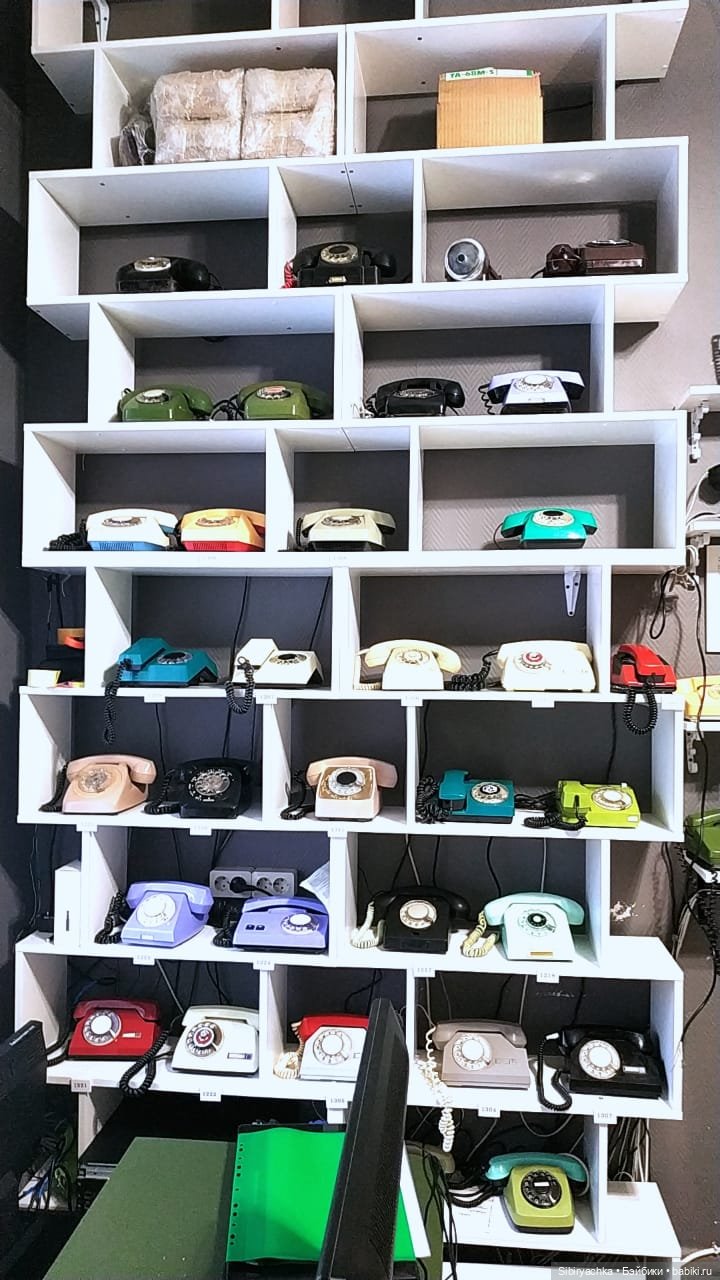 Юляшка на выставке ретротелефонов