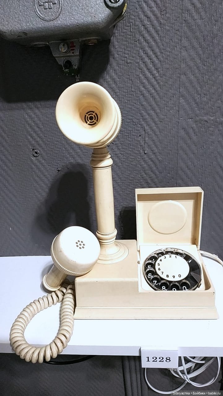 Юляшка на выставке ретротелефонов