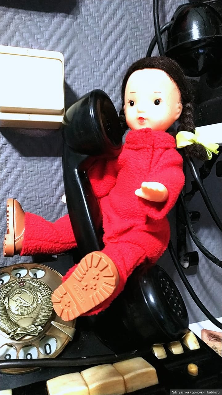 Юляшка на выставке ретротелефонов