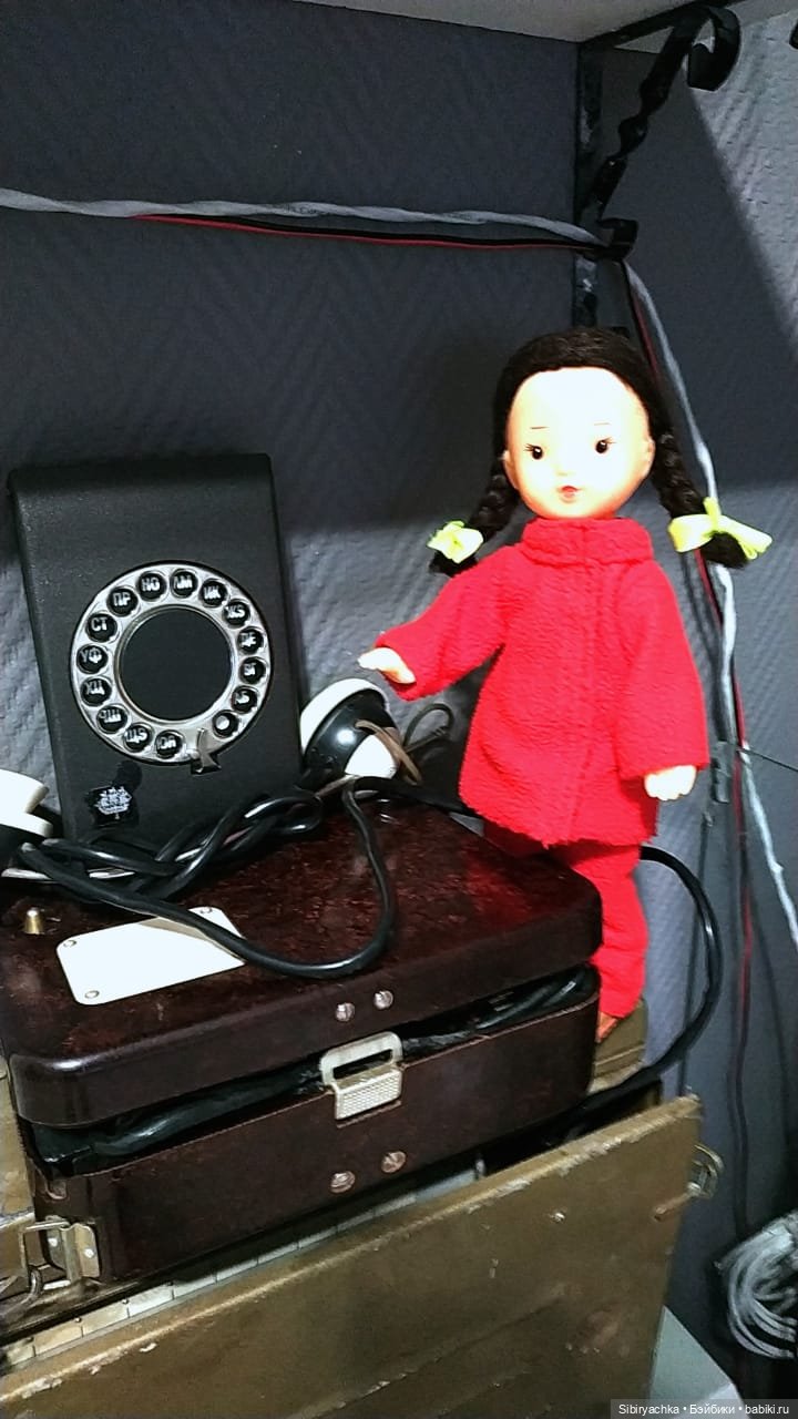 Юляшка на выставке ретротелефонов