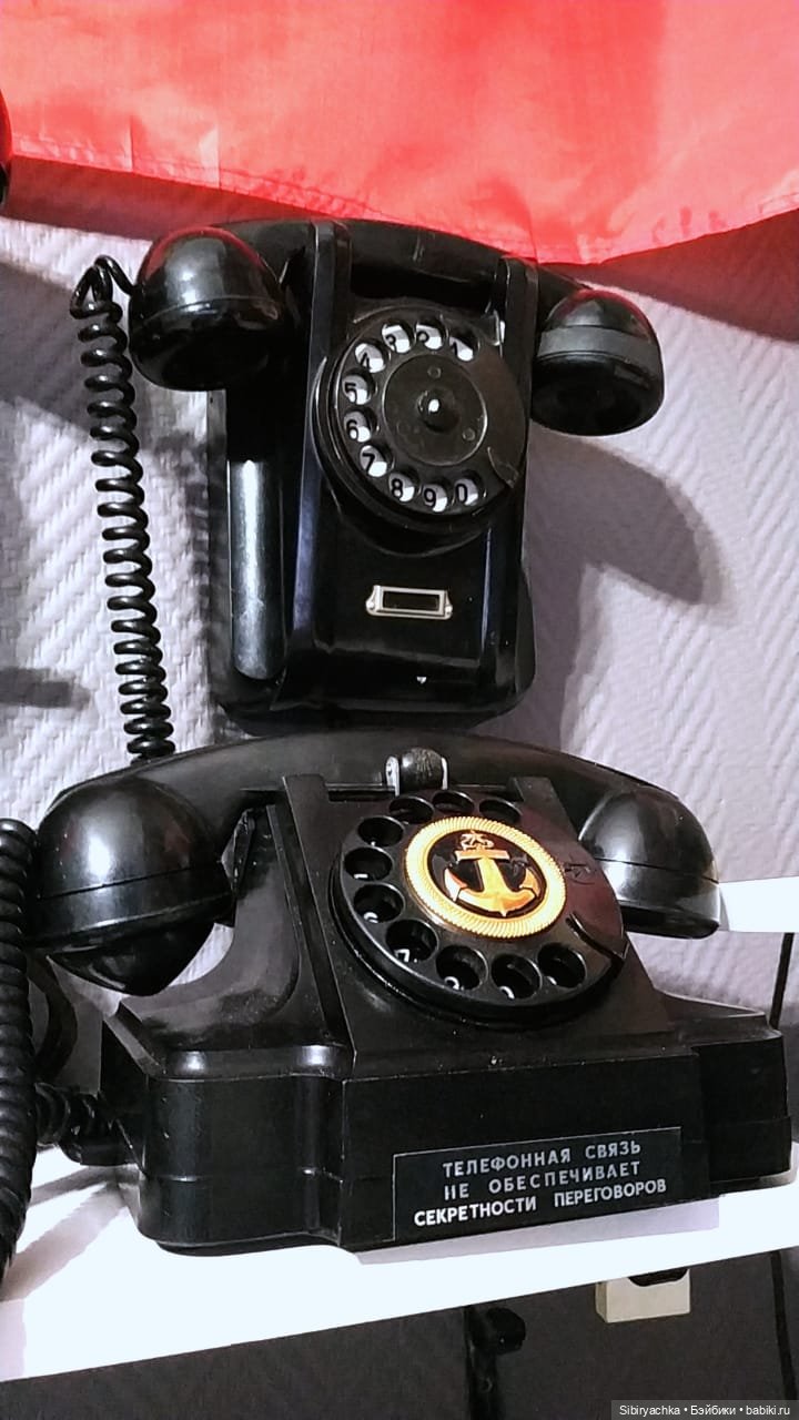 Юляшка на выставке ретротелефонов