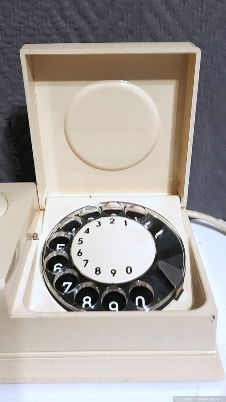 Юляшка на выставке ретротелефонов