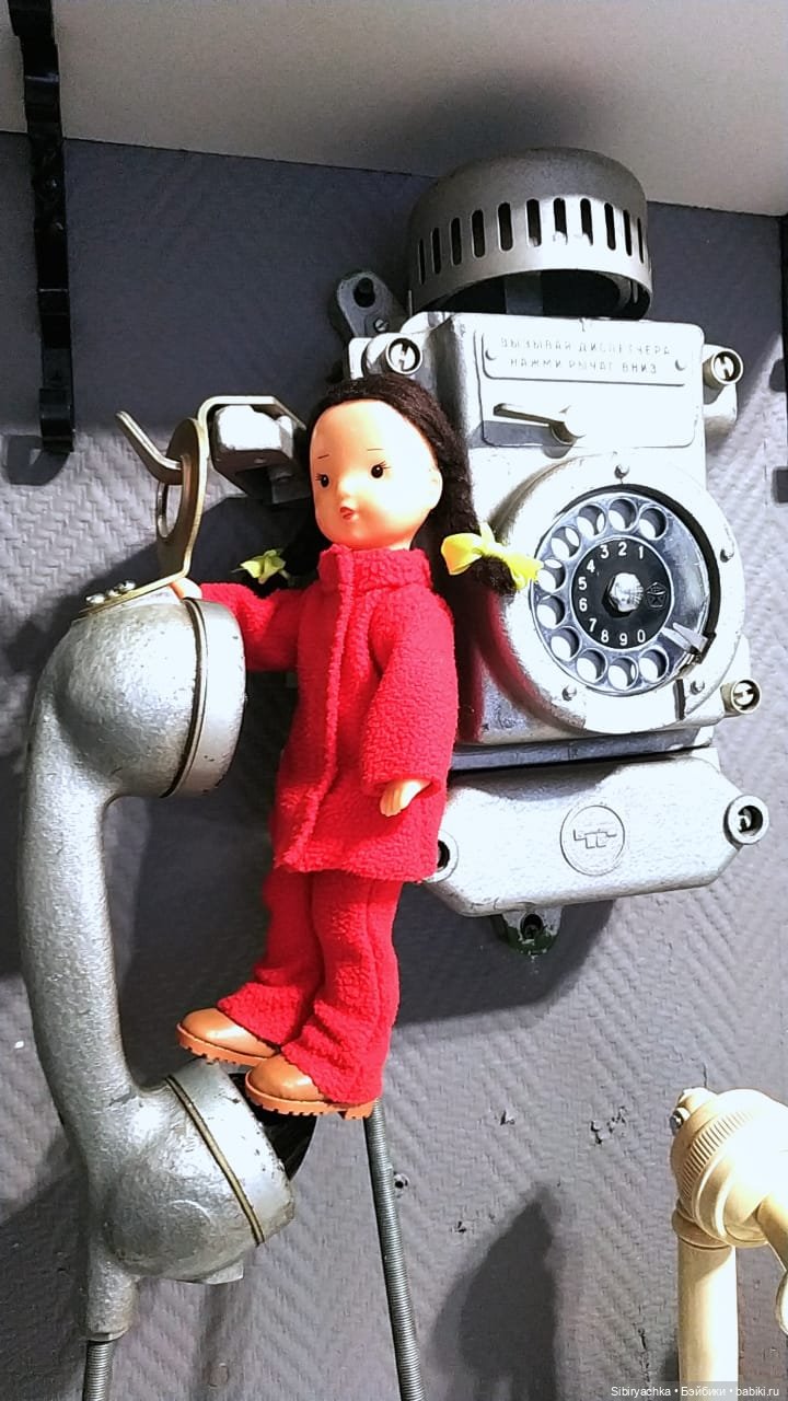 Юляшка на выставке ретротелефонов