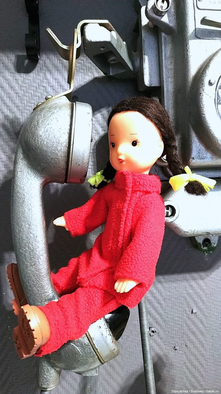 Юляшка на выставке ретротелефонов