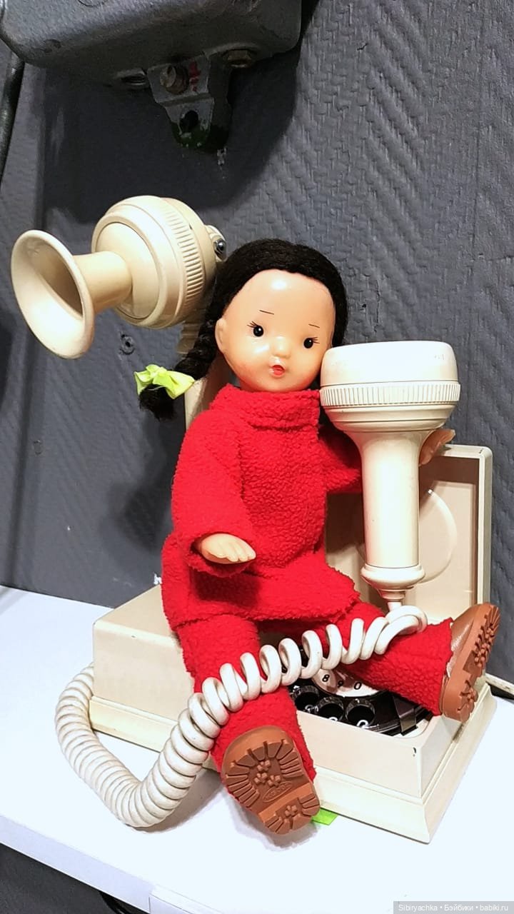 Юляшка на выставке ретротелефонов