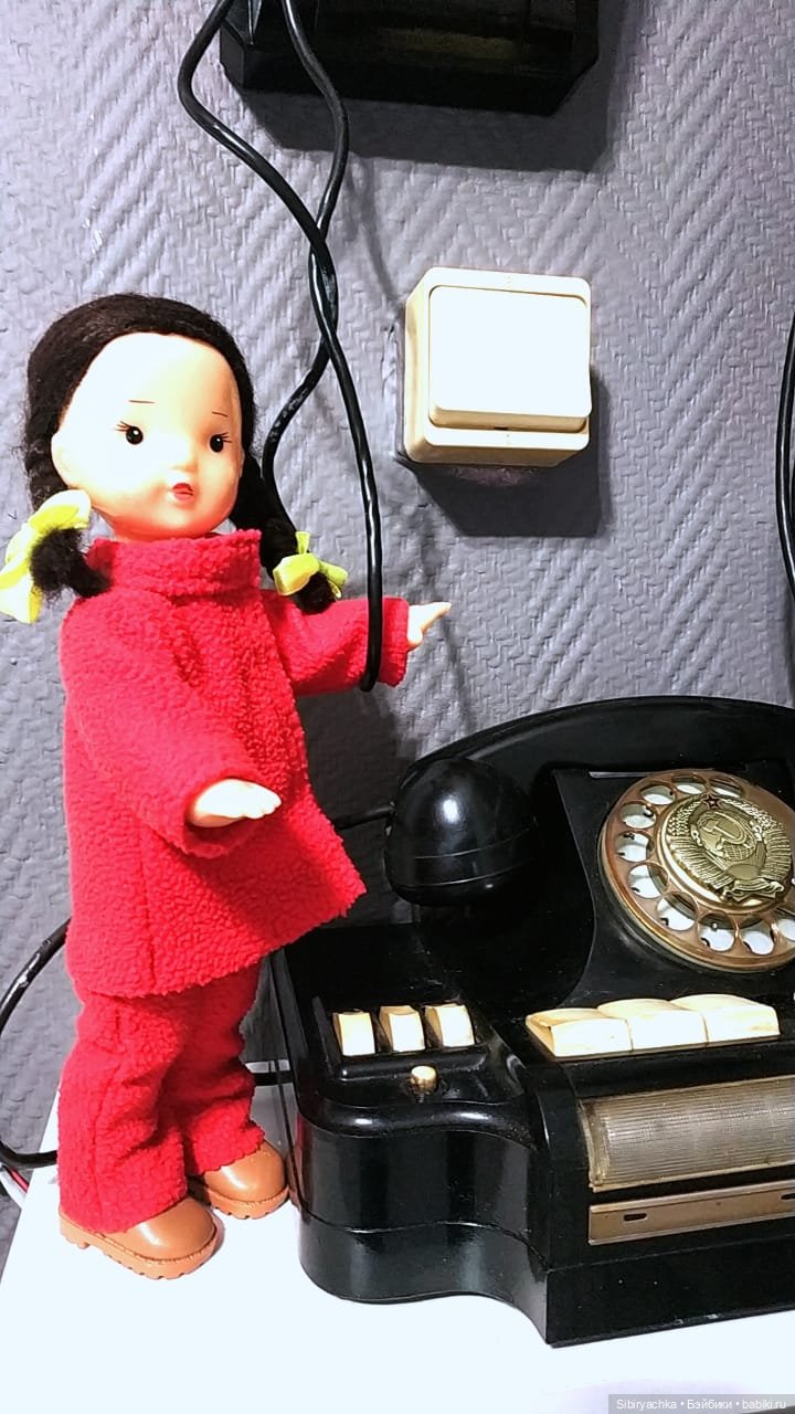 Юляшка на выставке ретротелефонов