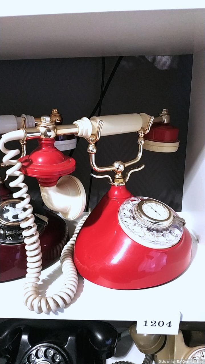 Юляшка на выставке ретротелефонов