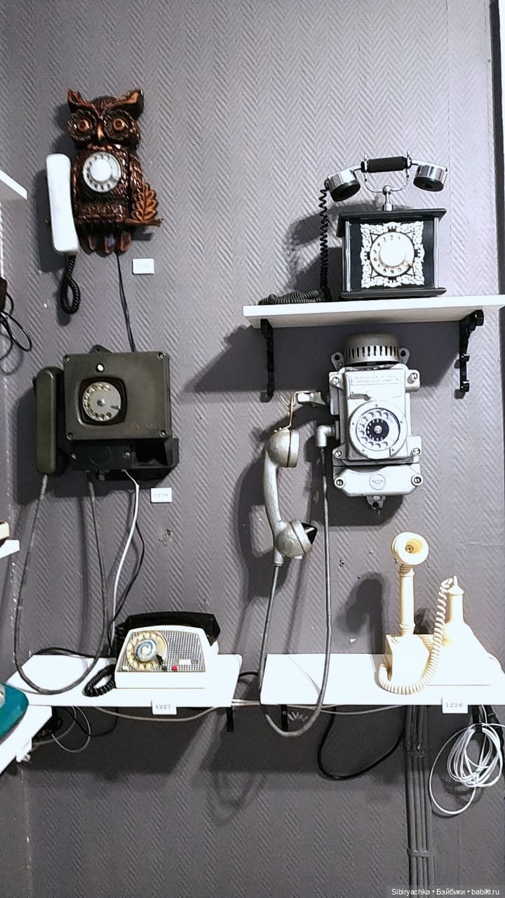 Юляшка на выставке ретротелефонов
