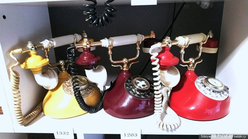 Юляшка на выставке ретротелефонов