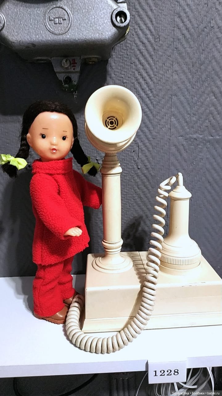 Юляшка на выставке ретротелефонов