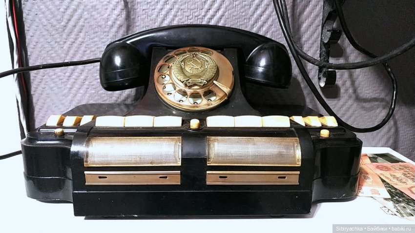 Юляшка на выставке ретротелефонов