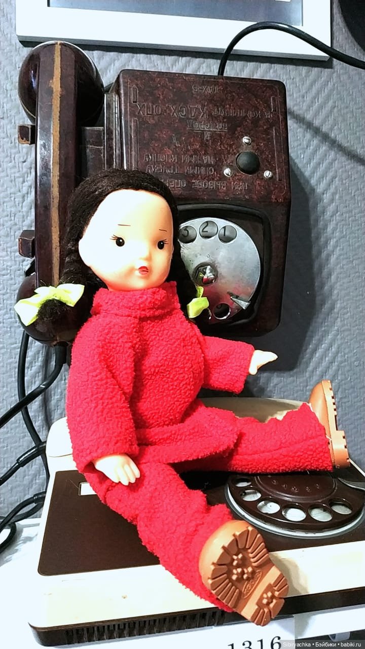 Юляшка на выставке ретротелефонов