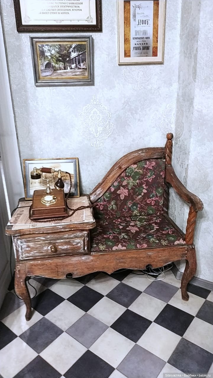 Юляшка на выставке ретротелефонов