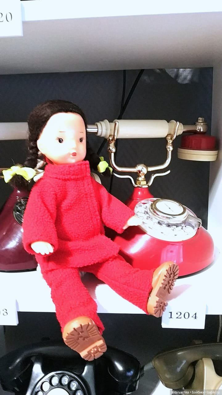 Юляшка на выставке ретротелефонов