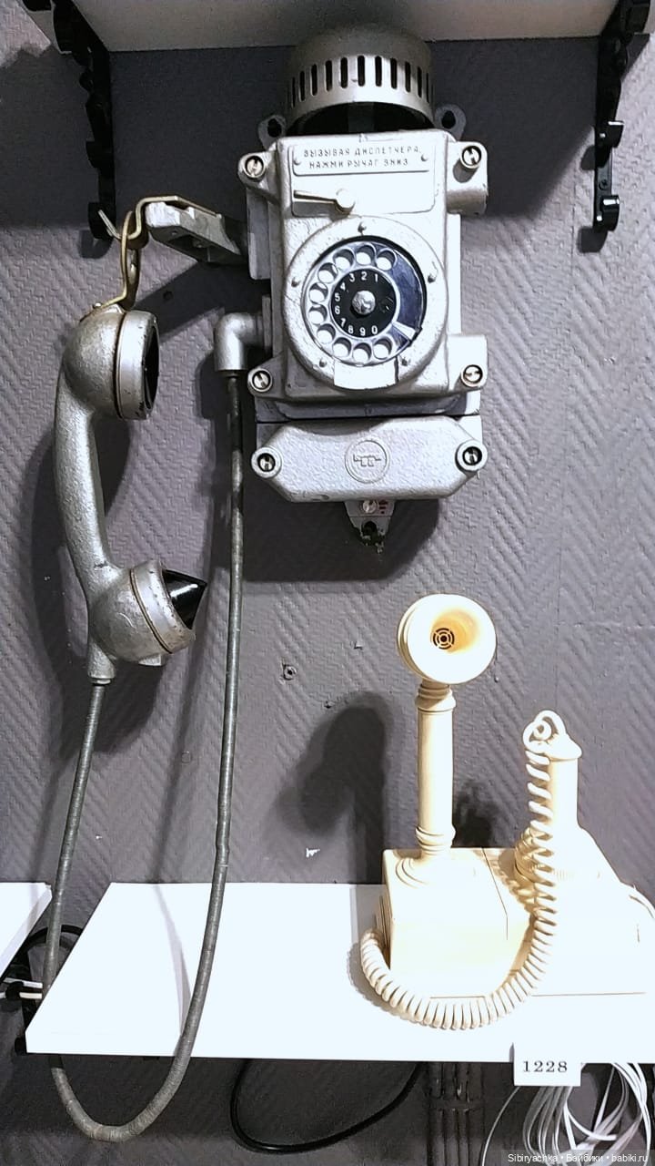 Юляшка на выставке ретротелефонов