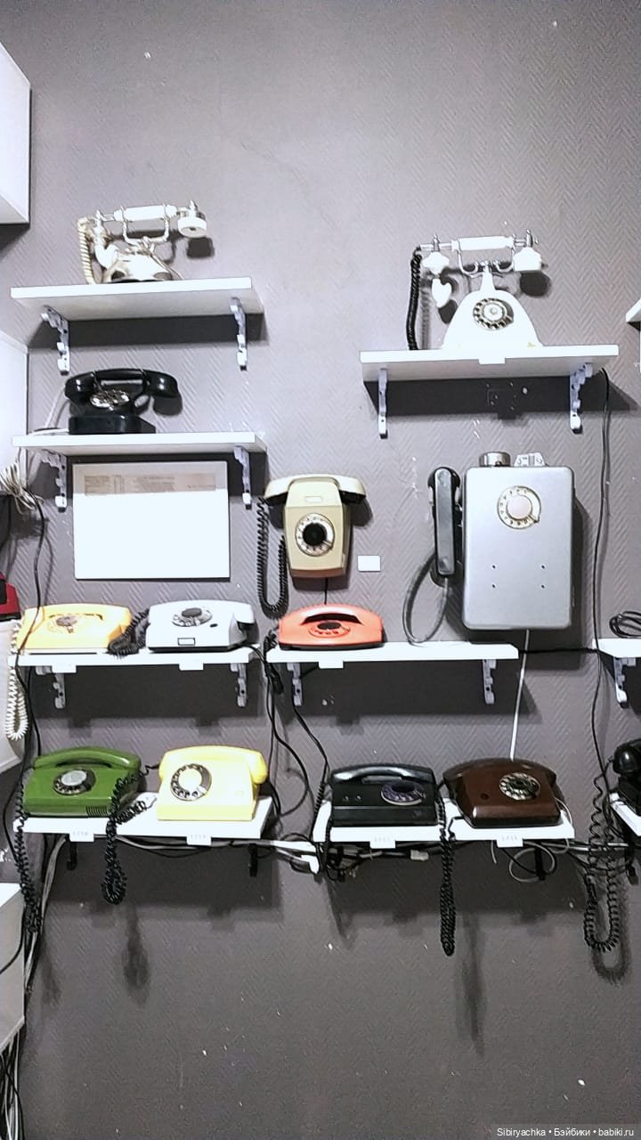 Юляшка на выставке ретротелефонов