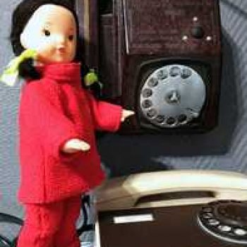 Юляшка на выставке ретротелефонов.