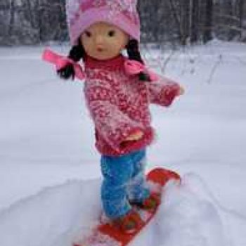 Юляшка продолжает осваивать сноуборд.