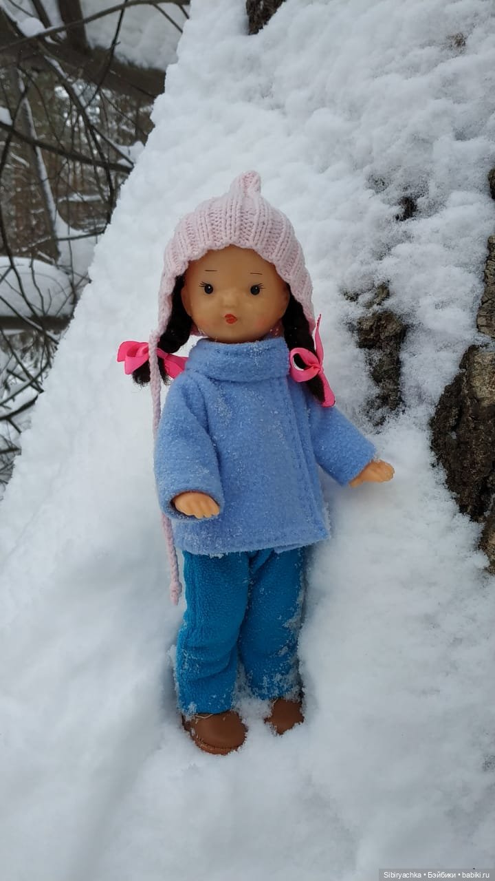 Юляшка гуляет в любимом лесу