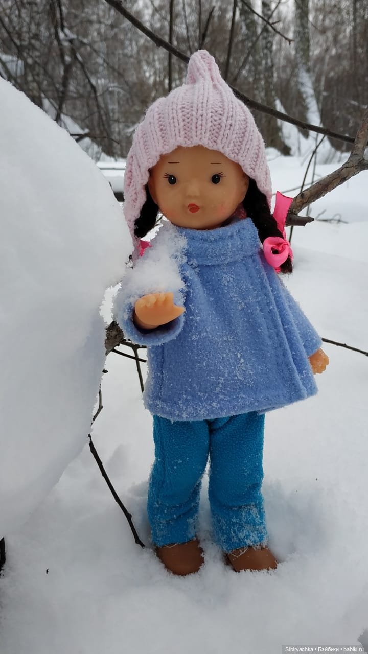 Юляшка гуляет в любимом лесу