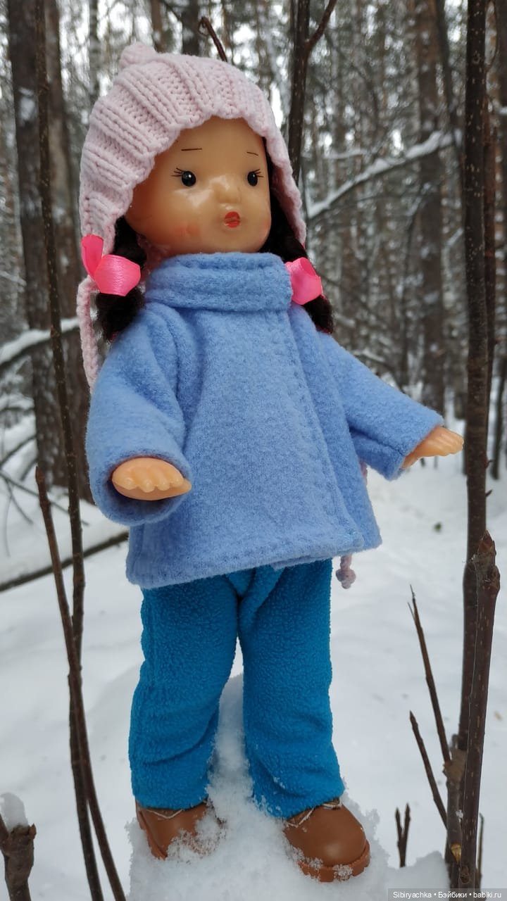 Юляшка гуляет в любимом лесу