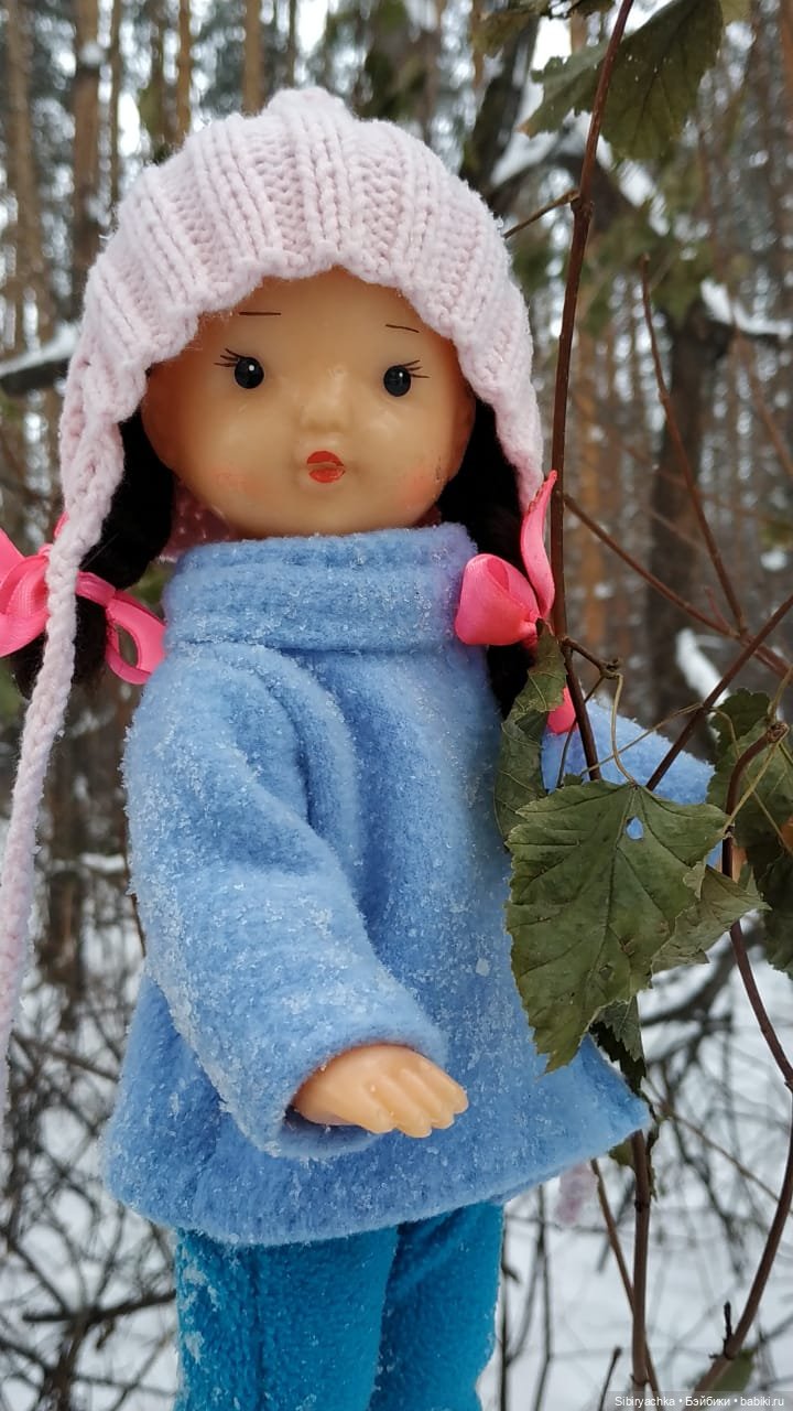 Юляшка гуляет в любимом лесу