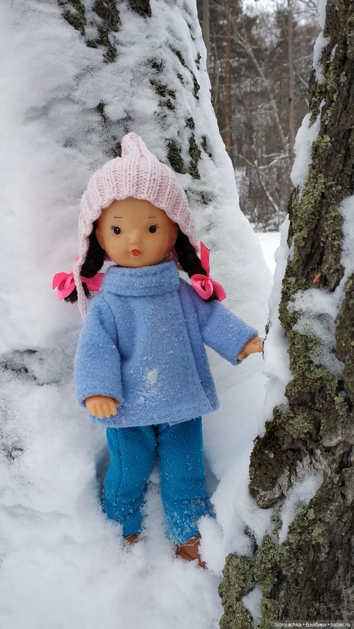 Юляшка гуляет в любимом лесу