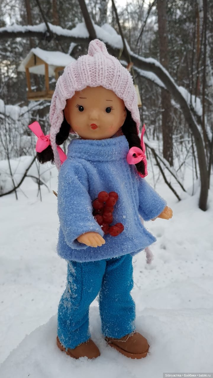 Юляшка гуляет в любимом лесу