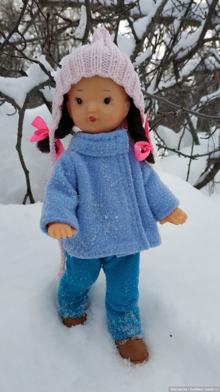 Юляшка гуляет в любимом лесу