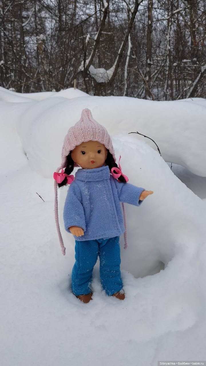 Юляшка гуляет в любимом лесу