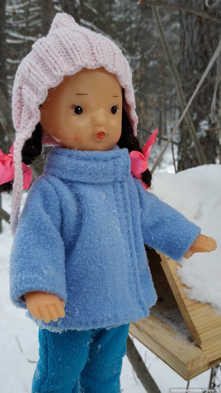 Юляшка гуляет в любимом лесу