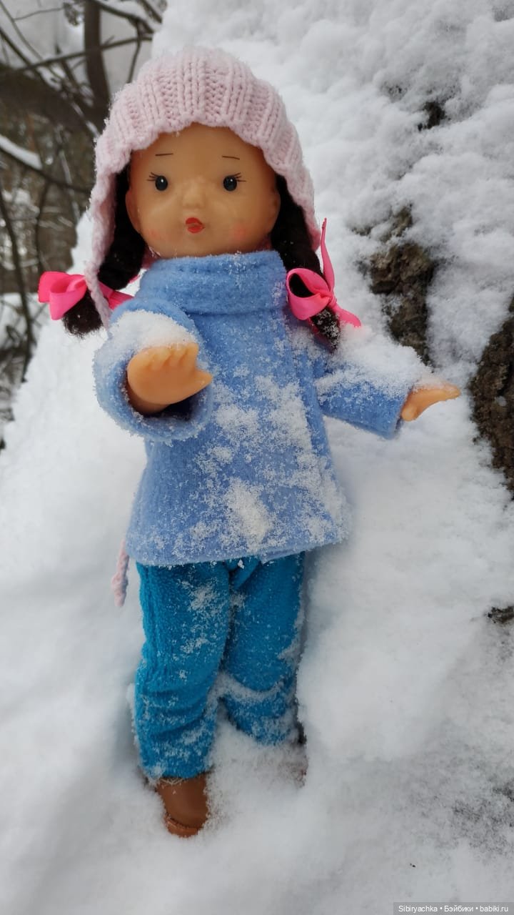 Юляшка гуляет в любимом лесу