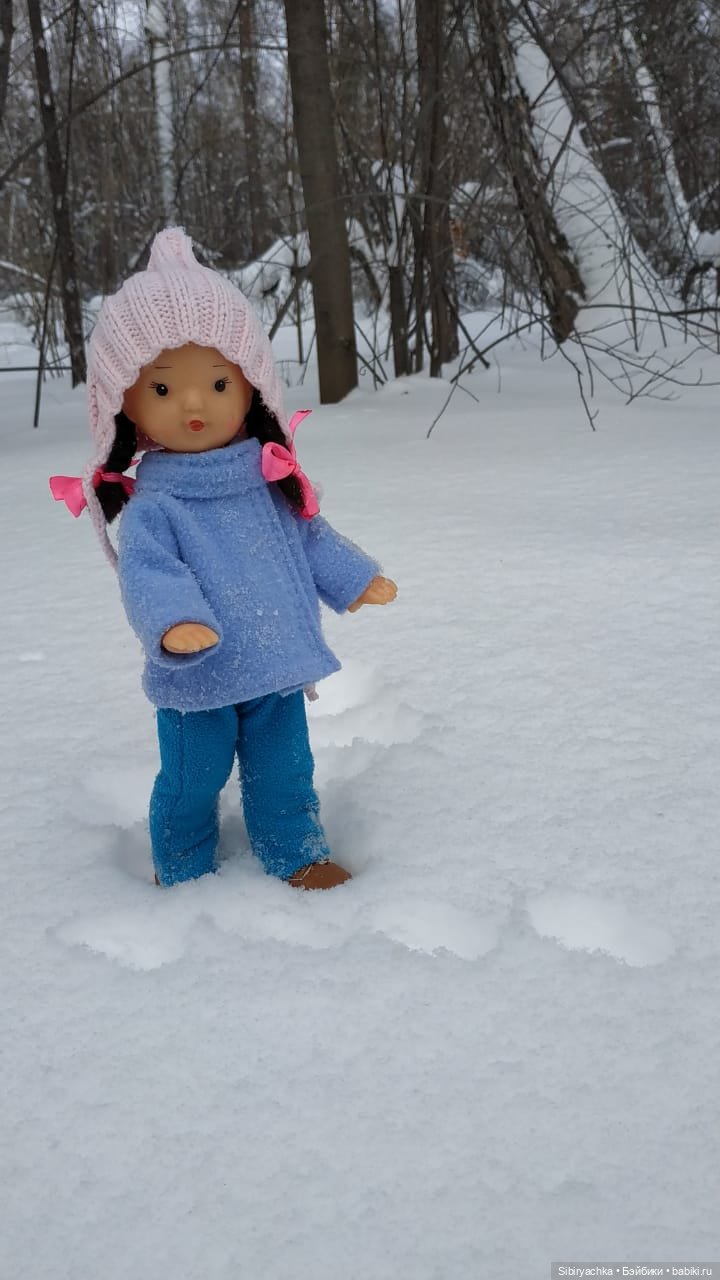 Юляшка гуляет в любимом лесу