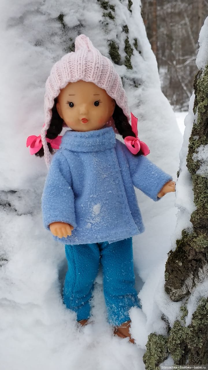 Юляшка гуляет в любимом лесу