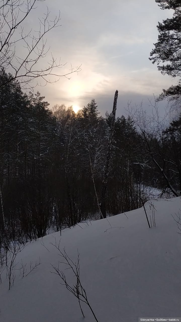 Юляшка гуляет в любимом лесу
